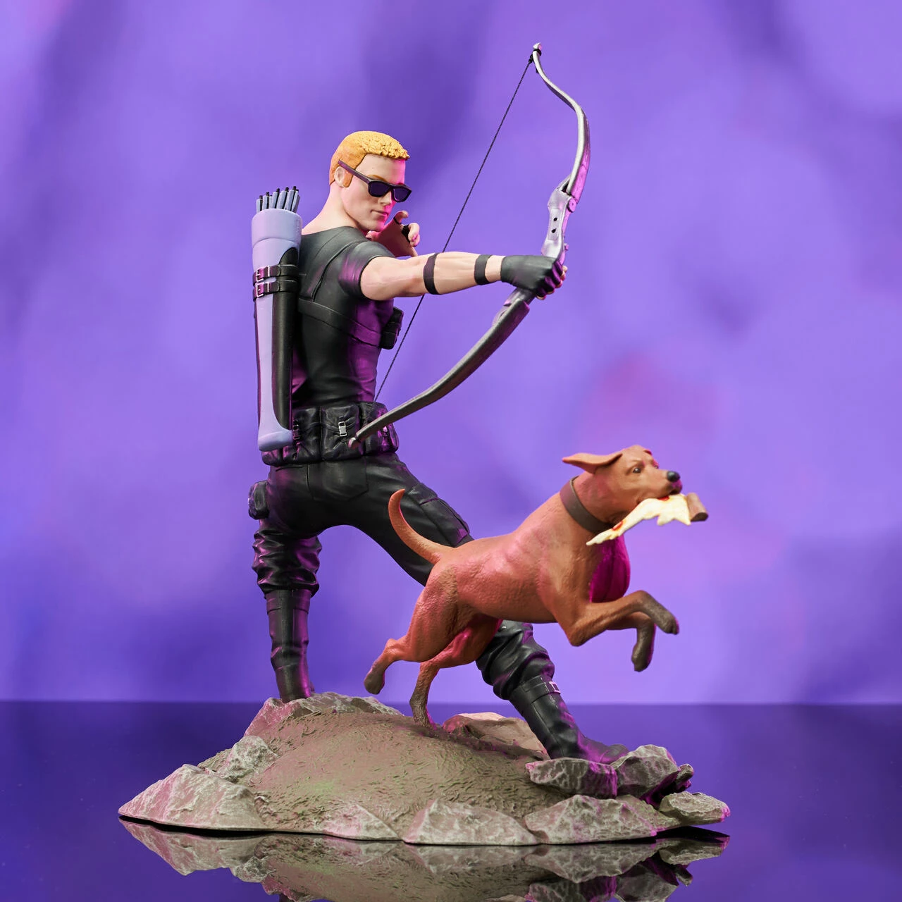 Marvel Diamond Select Comic Gallery PVC Statue Hawkeye With Pizza Dog - Image 2