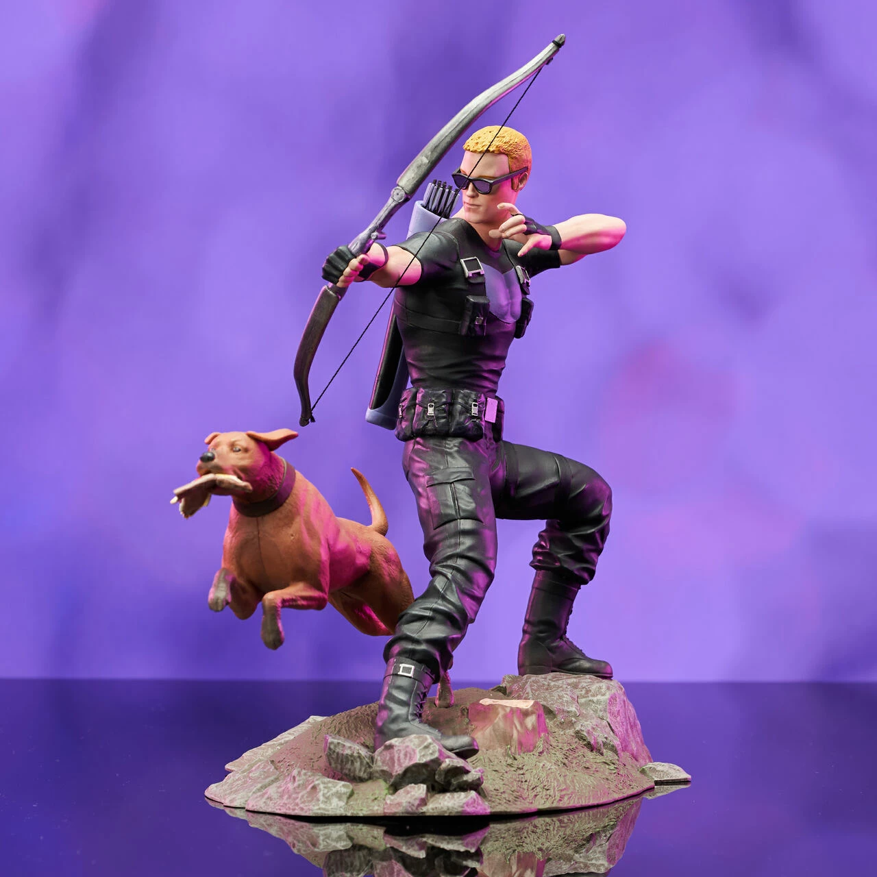 Marvel Diamond Select Comic Gallery PVC Statue Hawkeye With Pizza Dog