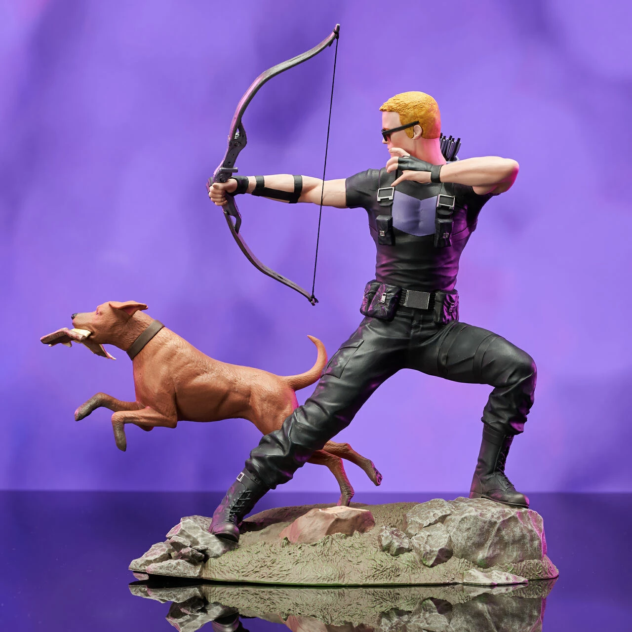 Marvel Diamond Select Comic Gallery PVC Statue Hawkeye With Pizza Dog - Image 3