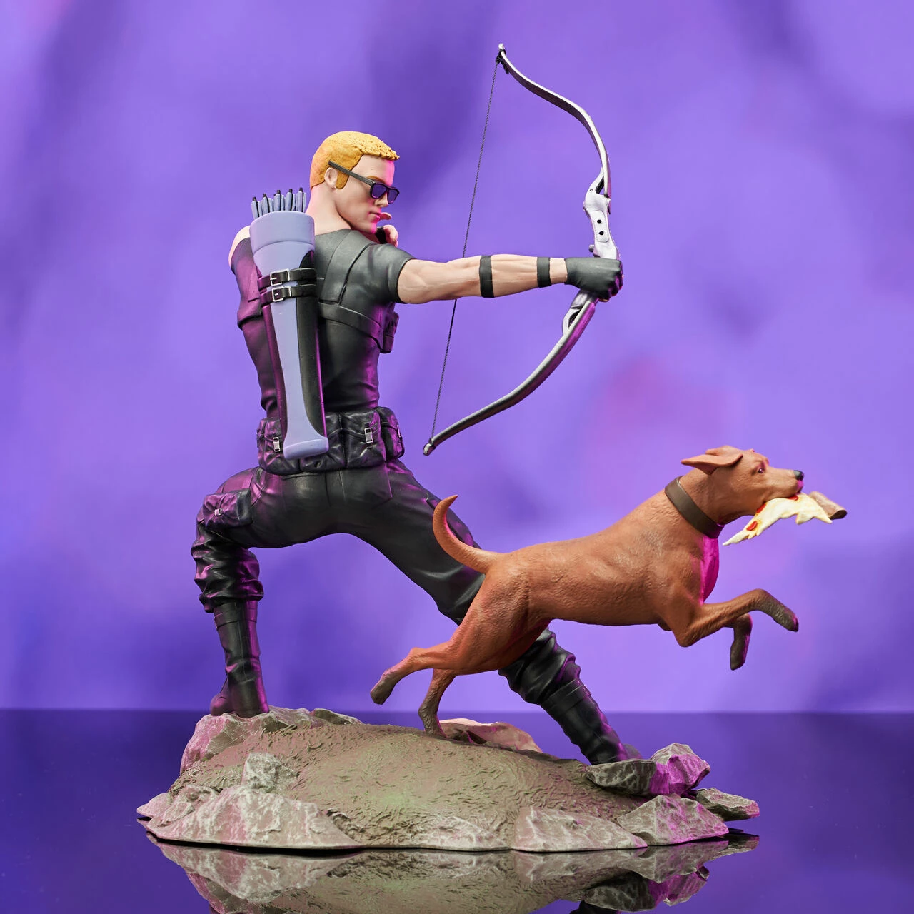 Marvel Diamond Select Comic Gallery PVC Statue Hawkeye With Pizza Dog - Image 4