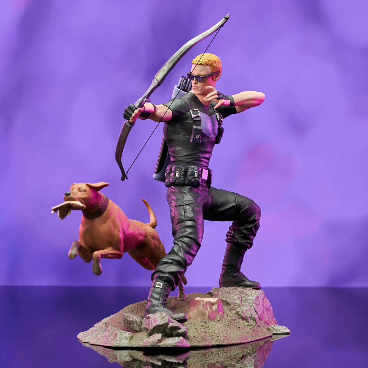 Marvel Diamond Select Comic Gallery PVC Statue Hawkeye With Pizza Dog - Image 5