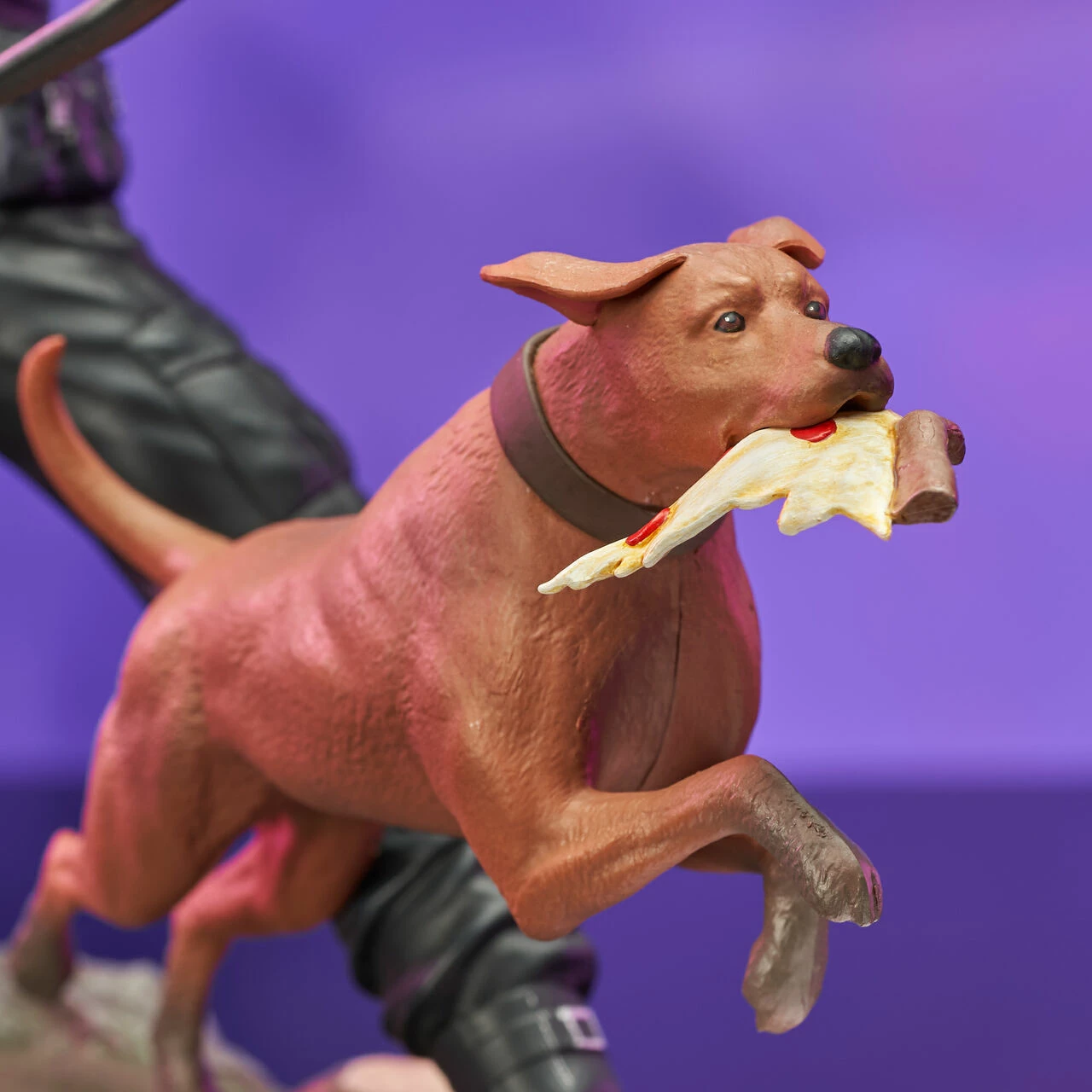 Marvel Diamond Select Comic Gallery PVC Statue Hawkeye With Pizza Dog - Image 9