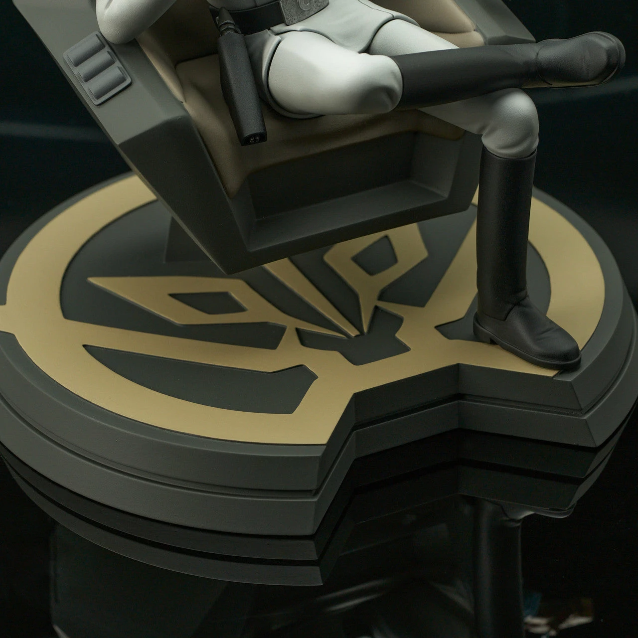 Star Wars Rebels Premier Collection Thrawn On Throne 1/7 Scale Limited Edition Statue - Image 11