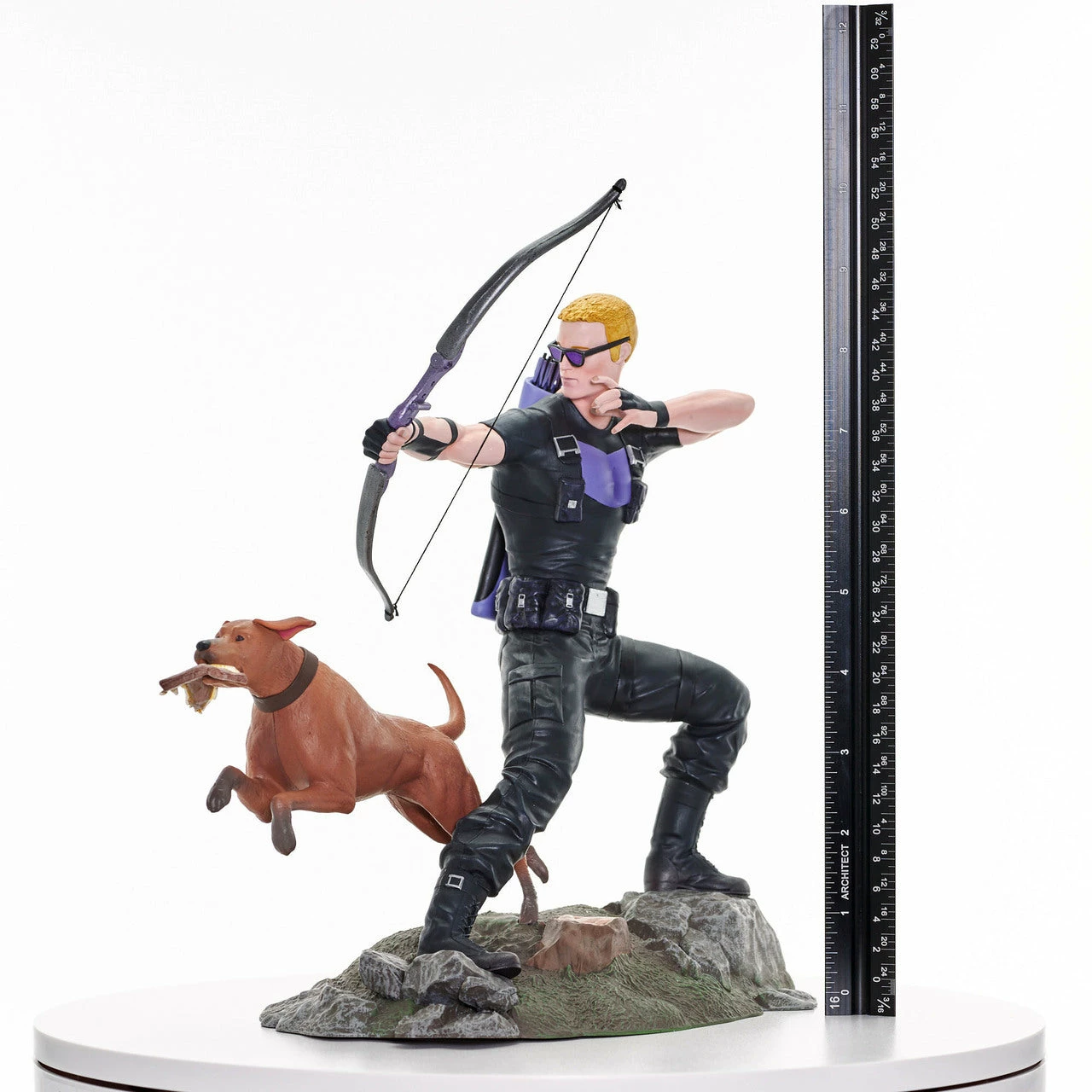 Marvel Diamond Select Comic Gallery PVC Statue Hawkeye With Pizza Dog - Image 12
