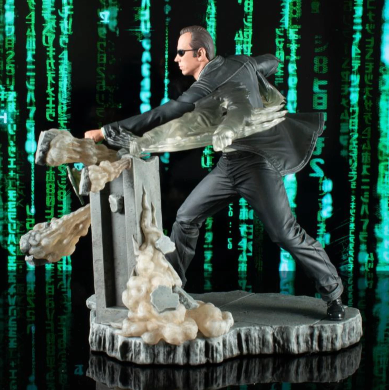 The Matrix Gallery Agent Smith Figure Diorama - Image 6