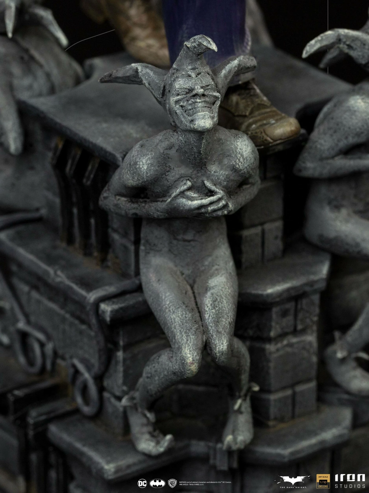 Iron Studios The Dark Knight Deluxe 1/10 Scale Statue The Joker *Exclusive - Image 12