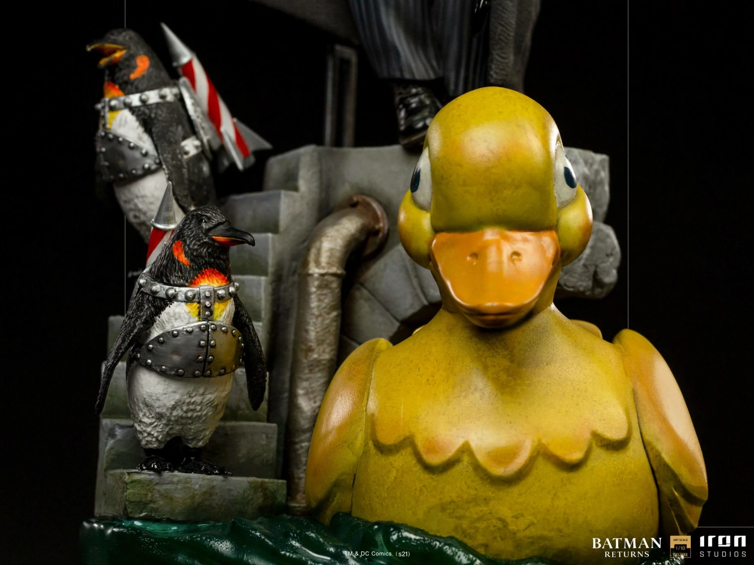 Iron Studios DC Comics Batman Returns 1:10 Scale Deluxe Penguin Figure - Image 9