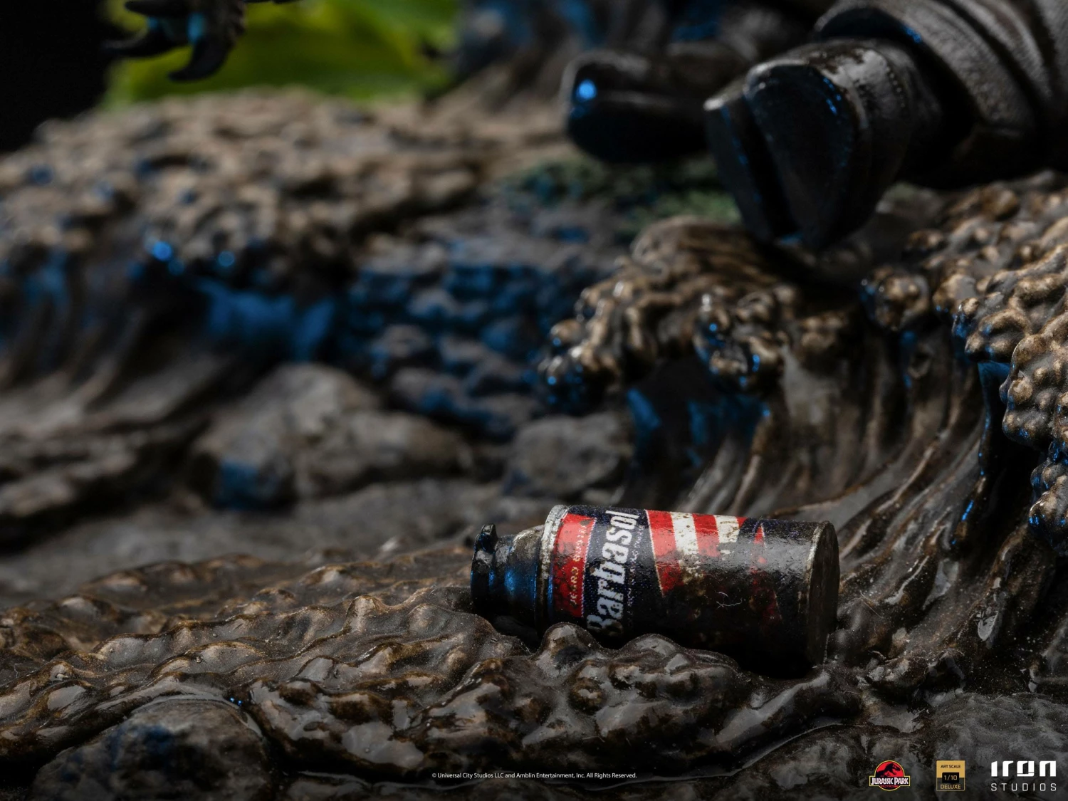 Iron Studios 1/10 Deluxe Art Scale Statue Jurassic Park Dennis Nedry With Dilophosaurus - Image 16