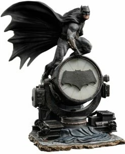 Iron Studios Zack Snyder's Justice League Batman On Bat-Signal 1/10 Deluxe Art Scale Statue
