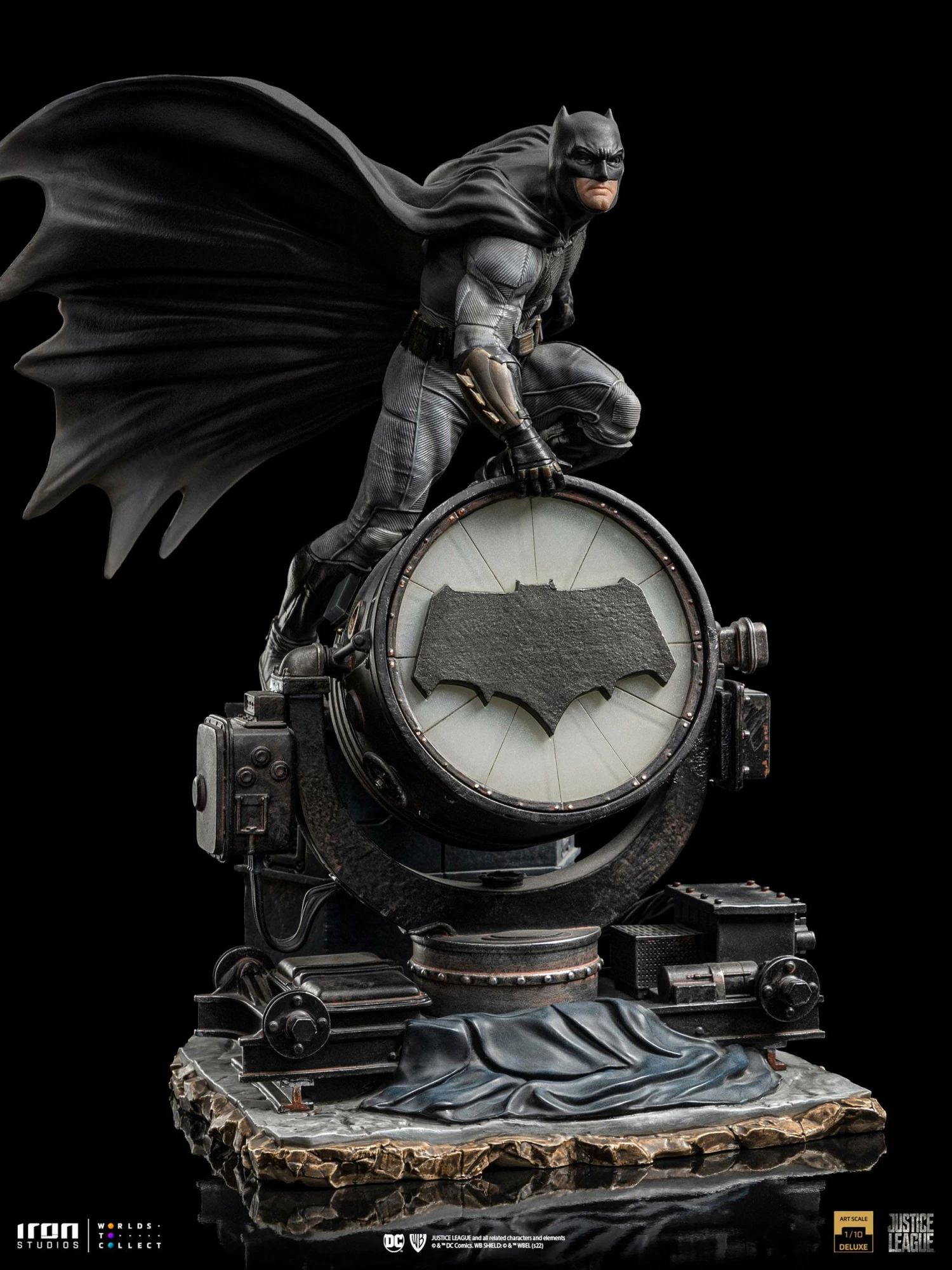 Iron Studios Zack Snyder's Justice League Batman On Bat-Signal 1/10 Deluxe Art Scale Statue - Image 5