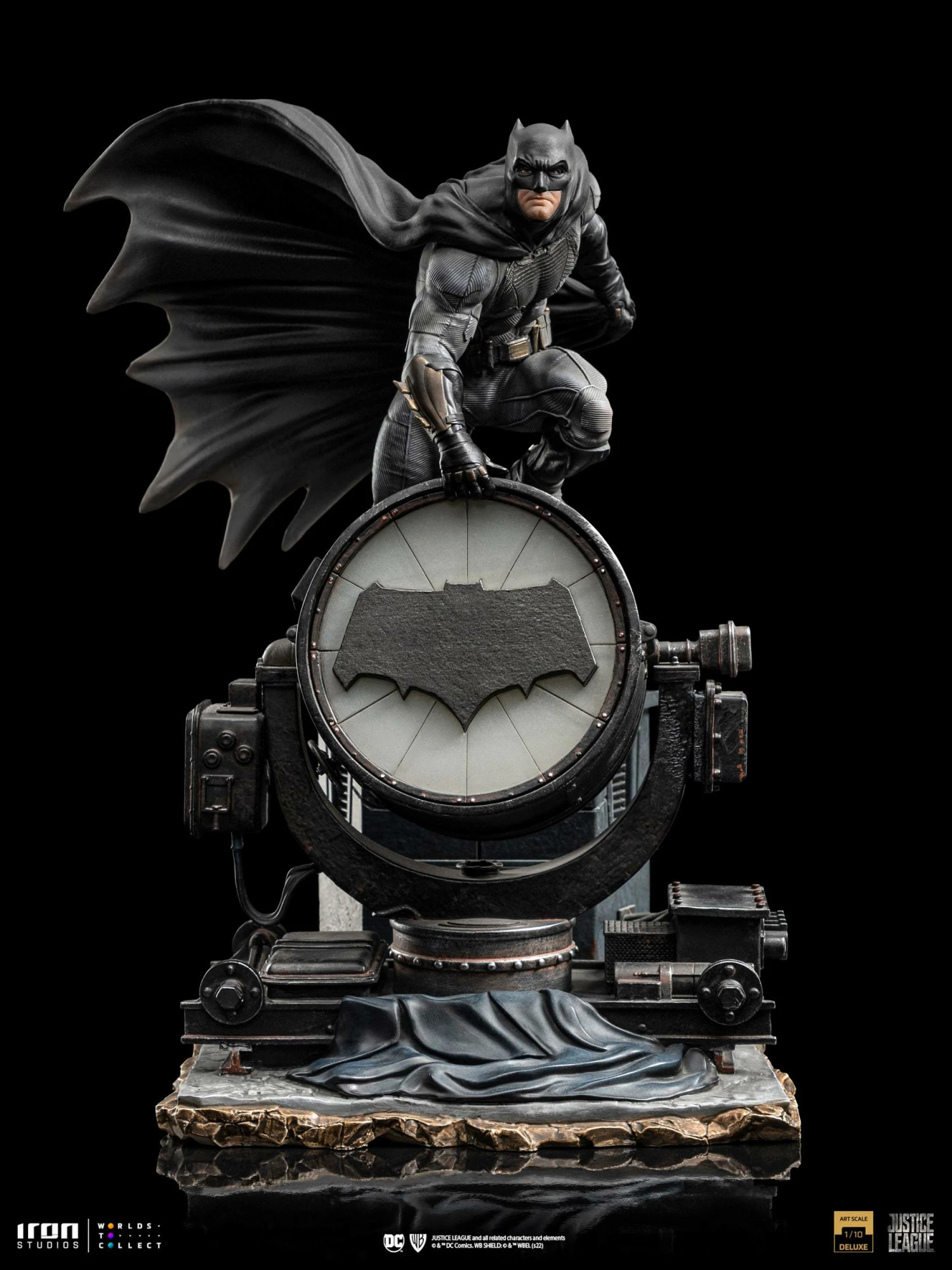Iron Studios Zack Snyder's Justice League Batman On Bat-Signal 1/10 Deluxe Art Scale Statue - Image 6