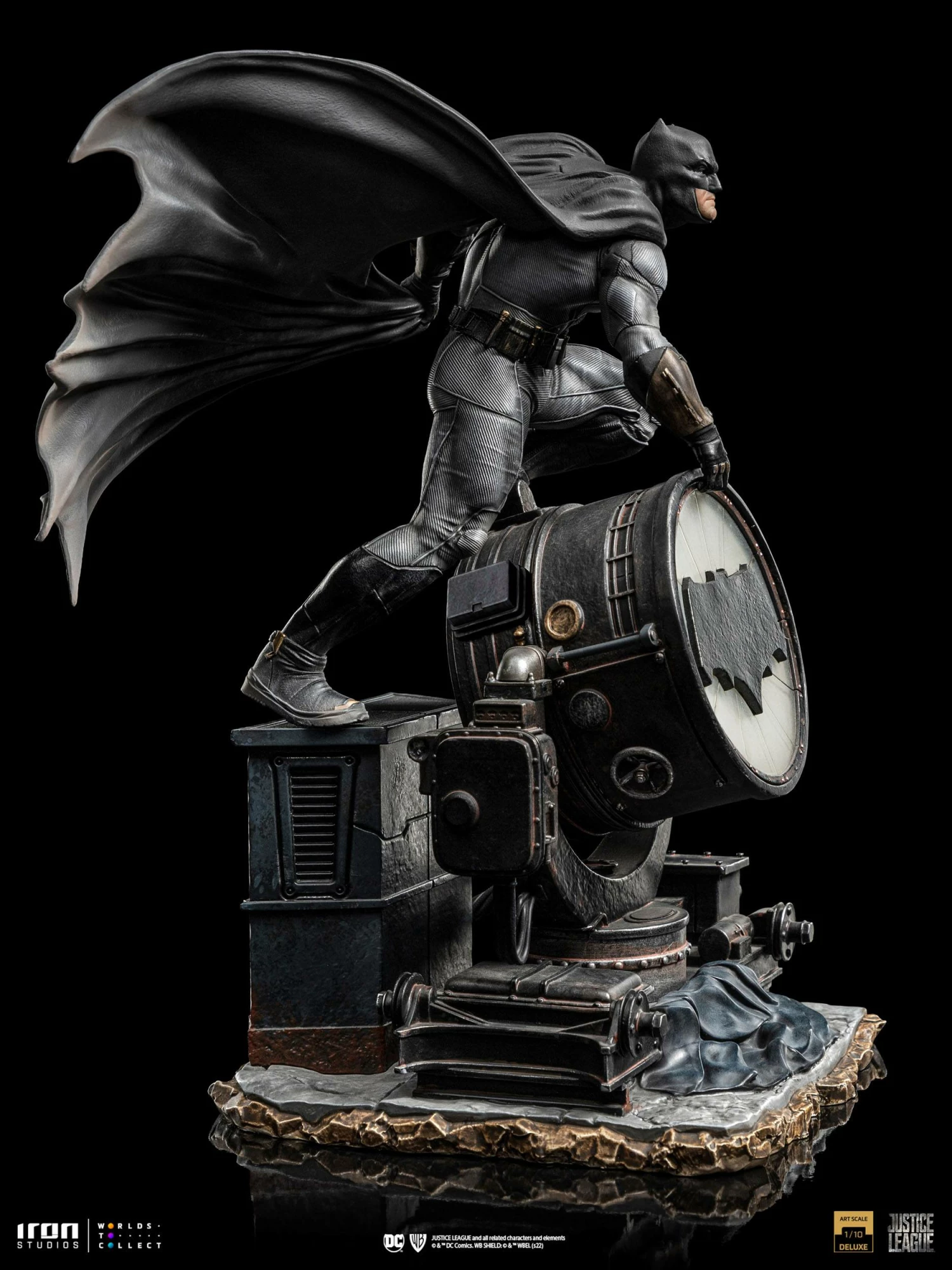Iron Studios Zack Snyder's Justice League Batman On Bat-Signal 1/10 Deluxe Art Scale Statue - Image 7