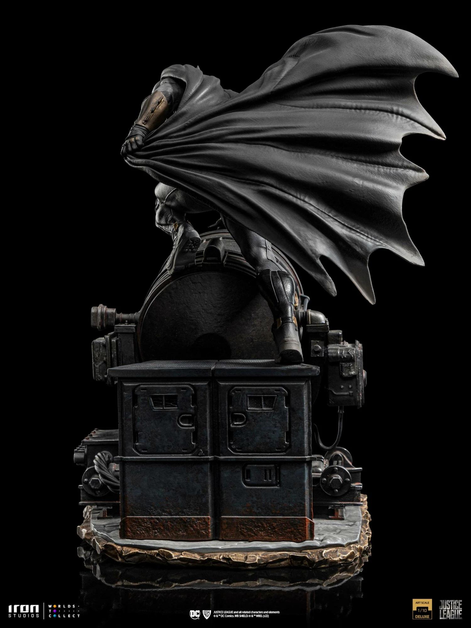 Iron Studios Zack Snyder's Justice League Batman On Bat-Signal 1/10 Deluxe Art Scale Statue - Image 8