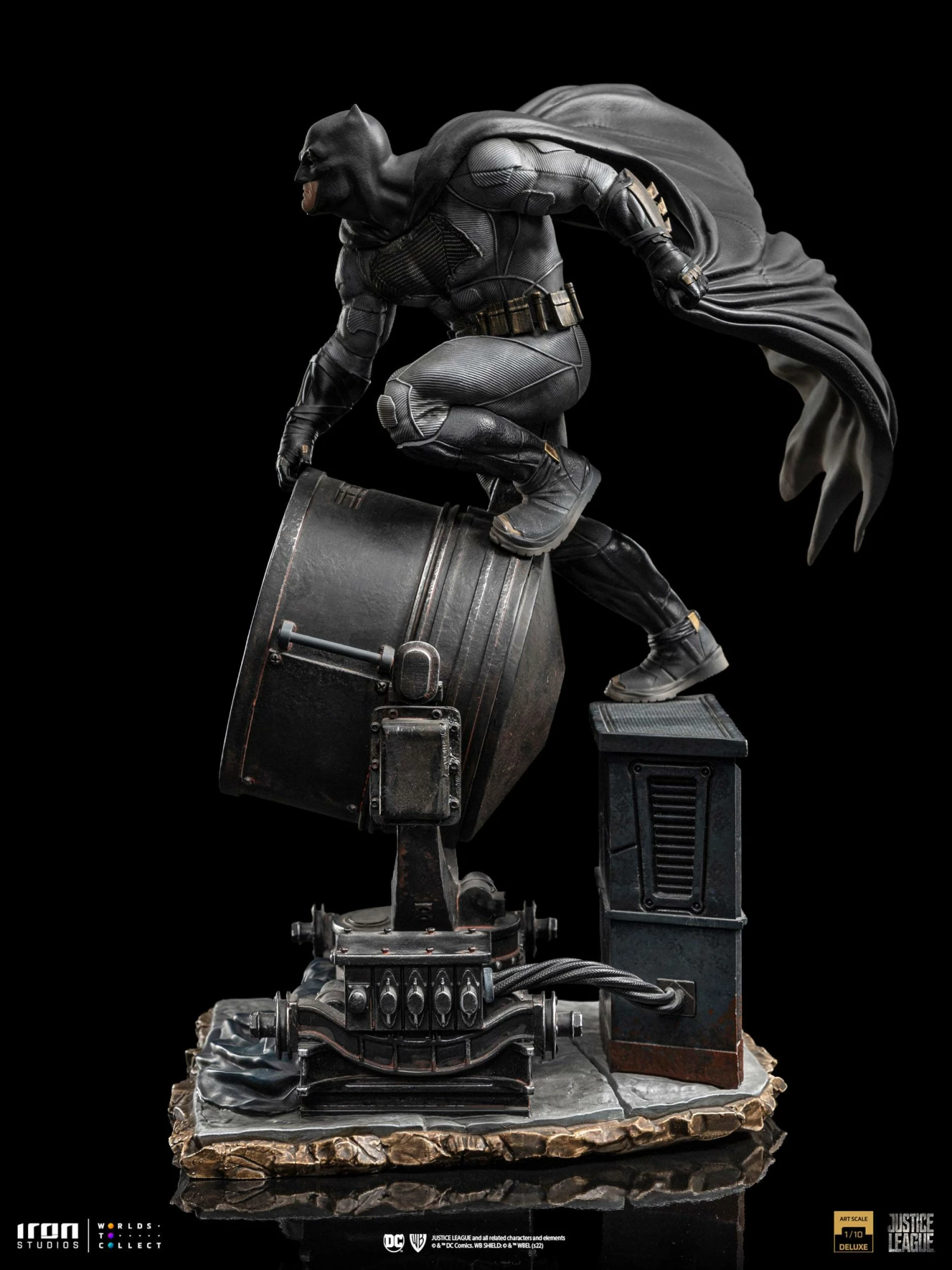 Iron Studios Zack Snyder's Justice League Batman On Bat-Signal 1/10 Deluxe Art Scale Statue - Image 9