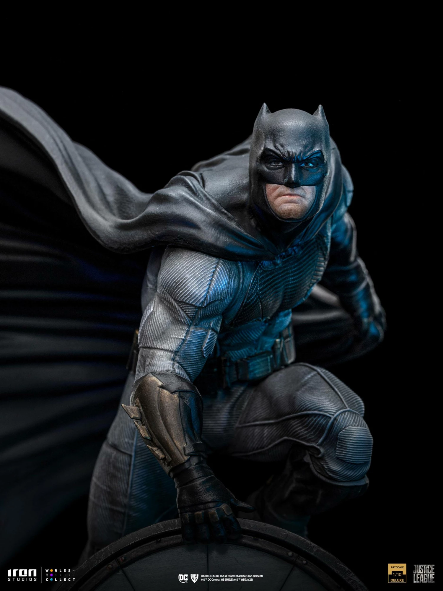 Iron Studios Zack Snyder's Justice League Batman On Bat-Signal 1/10 Deluxe Art Scale Statue - Image 11