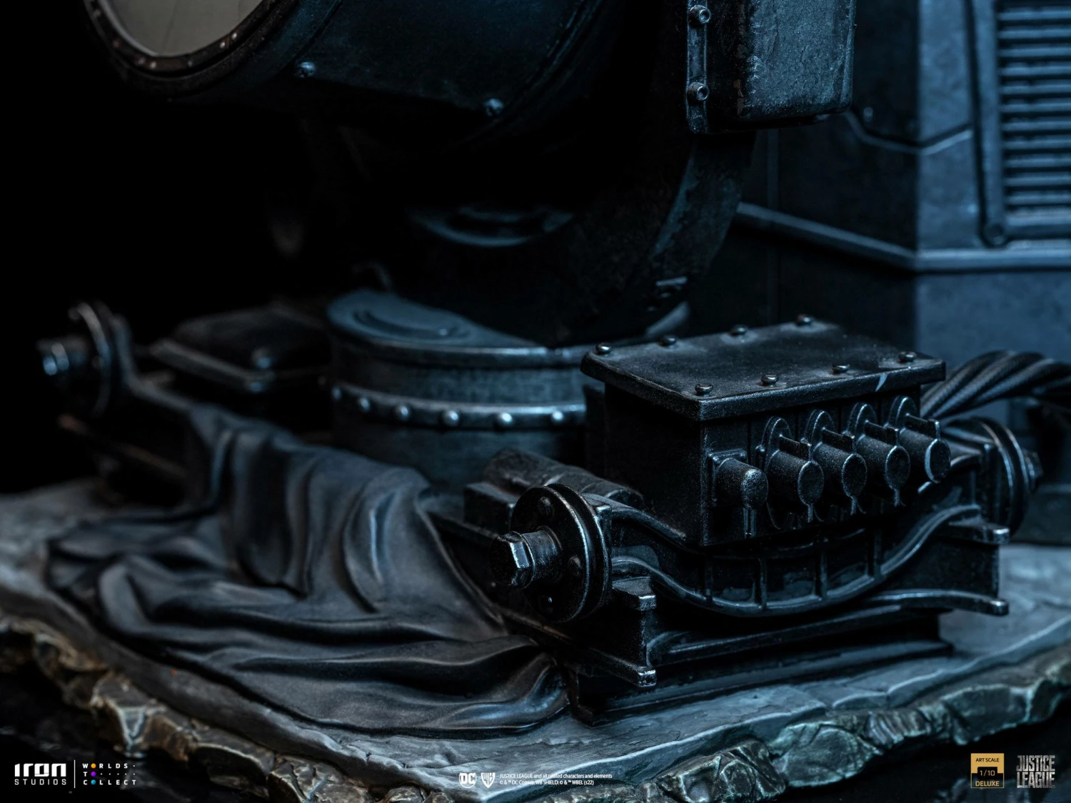 Iron Studios Zack Snyder's Justice League Batman On Bat-Signal 1/10 Deluxe Art Scale Statue - Image 13