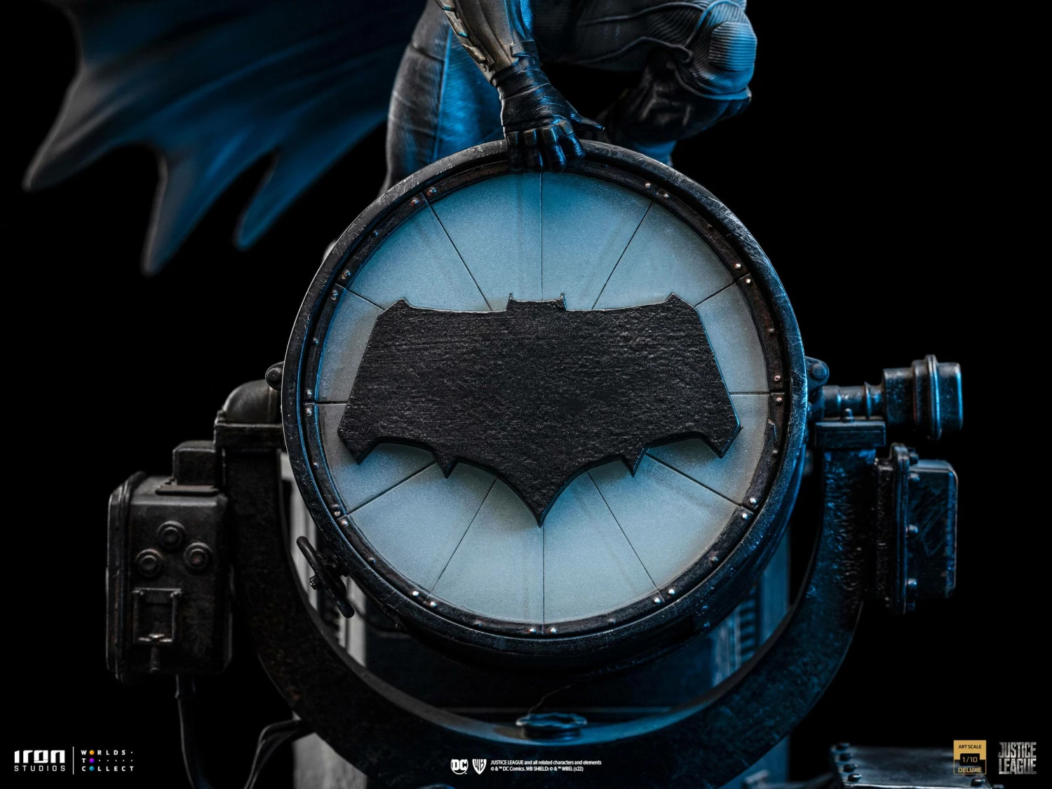 Iron Studios Zack Snyder's Justice League Batman On Bat-Signal 1/10 Deluxe Art Scale Statue - Image 14