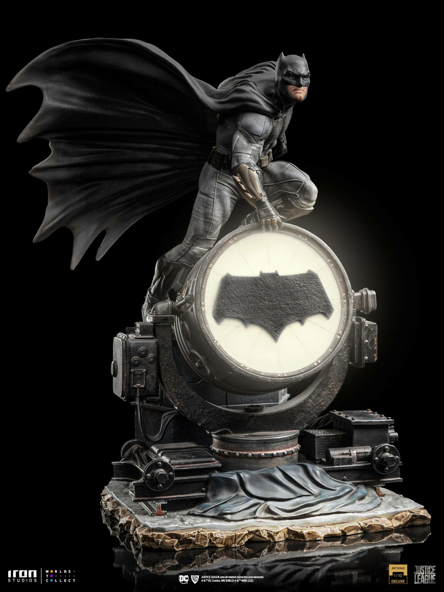 Iron Studios Zack Snyder's Justice League Batman On Bat-Signal 1/10 Deluxe Art Scale Statue - Image 4