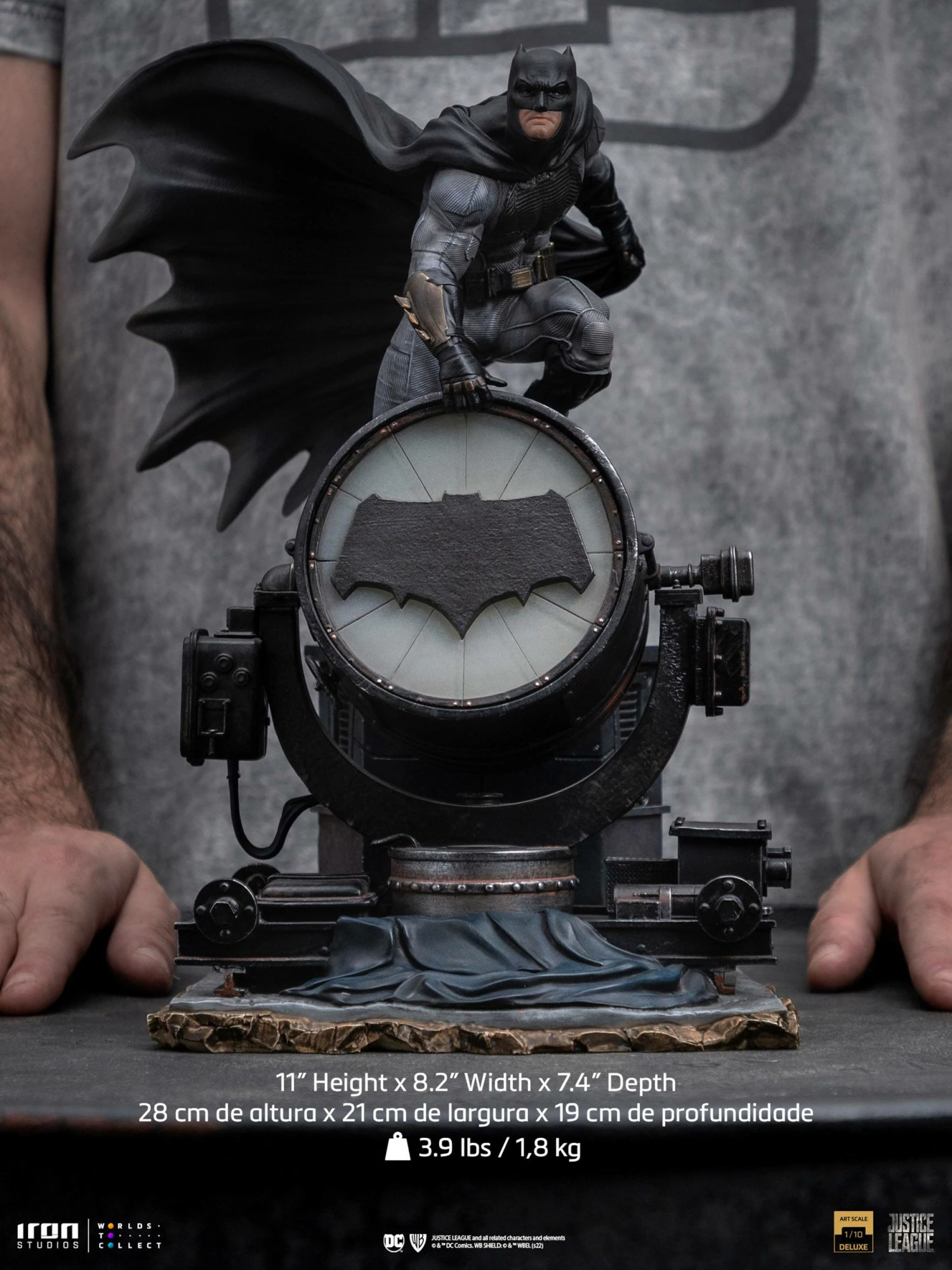Iron Studios Zack Snyder's Justice League Batman On Bat-Signal 1/10 Deluxe Art Scale Statue - Image 17