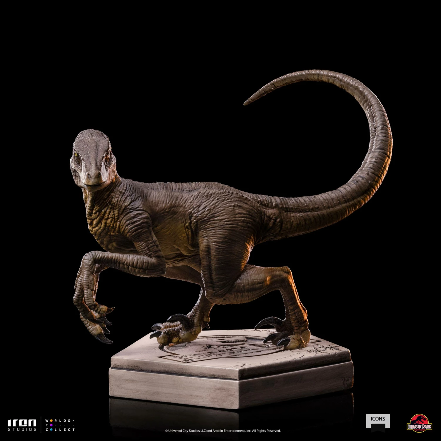 Iron Studios Jurassic Park Icons Velociraptor (C) Statue - Image 5