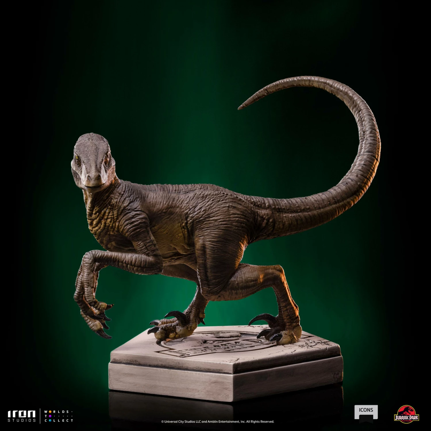 Iron Studios Jurassic Park Icons Velociraptor (C) Statue - Image 3