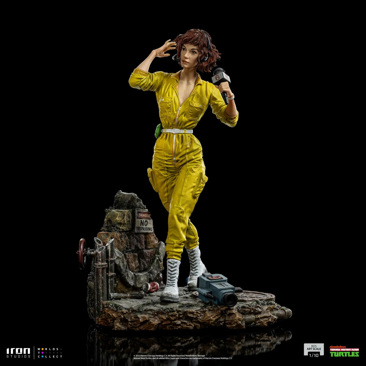 Iron Studios TMNT April O'Neil 1/10 Art Scale Statue - Image 10