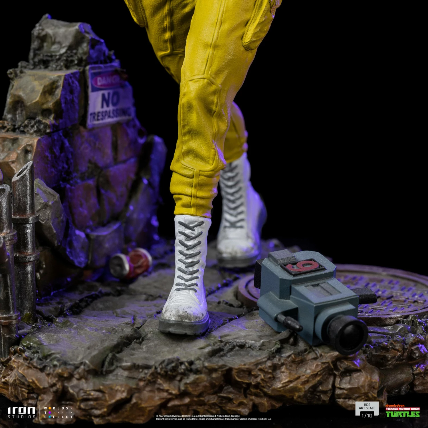 Iron Studios TMNT April O'Neil 1/10 Art Scale Statue - Image 12