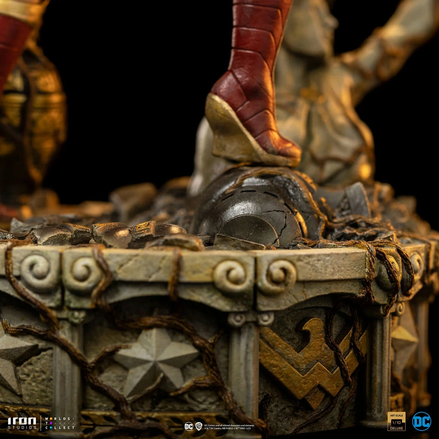Iron Studios DC Comics Wonder Woman Unleashed 1/10 Deluxe Art Scale Statue - Image 13